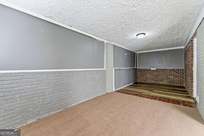 Building Photo - 1961 Valley Ridge Dr SW