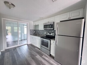 Building Photo - 2 Bedroom 1 Bath Duplex with Washer/Dryer!...