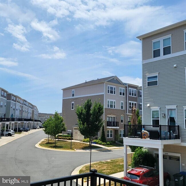 Building Photo - Welcome to your new home in the heart of L...
