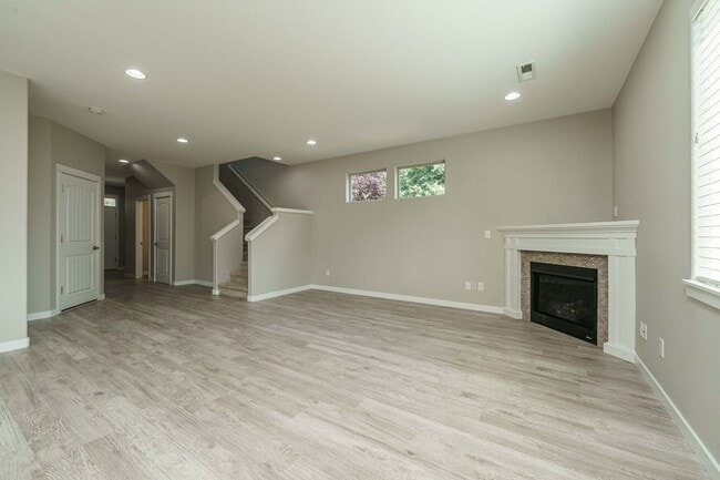 Building Photo - $500 Move In Special  3 Bedroom 2.5 Bath -...