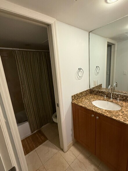 Building Photo - 6917 Collins Ave