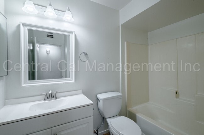 Building Photo - 3 Bedroom/2 Bath Home with Solar - $2100 Per Month!