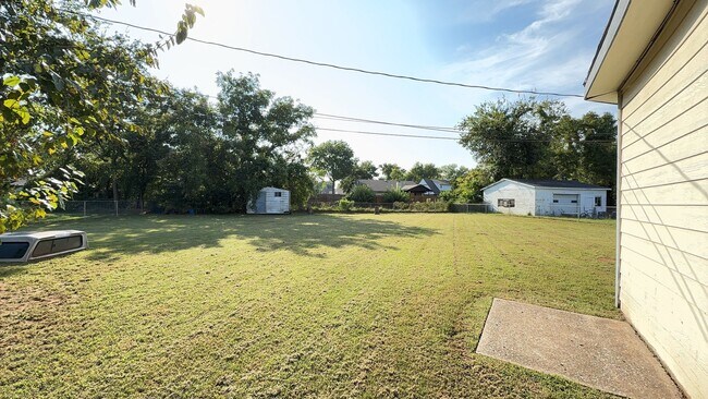 Building Photo - Welcome to this charming 3 bedroom, 1 bath...