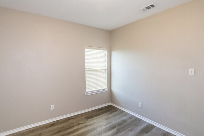 Building Photo - 10701 Hawks Landing Rd
