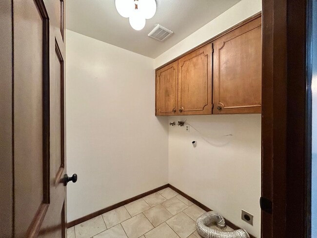 Building Photo - Timeless 5 Bed, 2.5 Bath Home - SW Beaverton