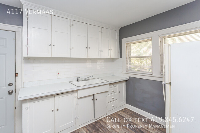 Building Photo - Charming Two Bedroom Upper Unit Duplex For...