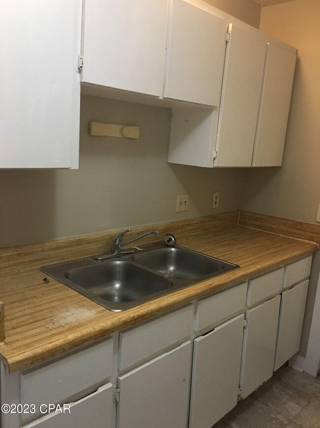 Building Photo - 619 E 13th St