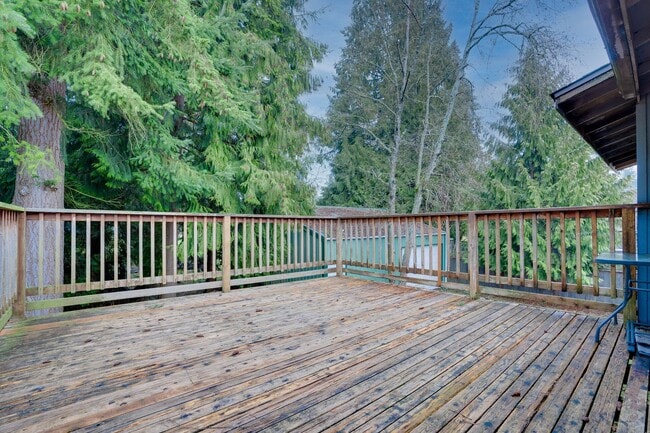 Building Photo - 3 Bedroom /1.5 Bath Silver Lake / Eastmont...