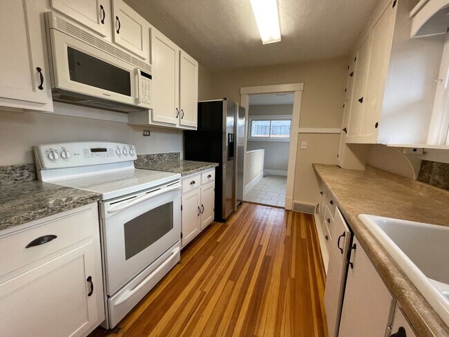 Building Photo - 6 Bedroom/2.5 Bath Home in North Fort Coll...