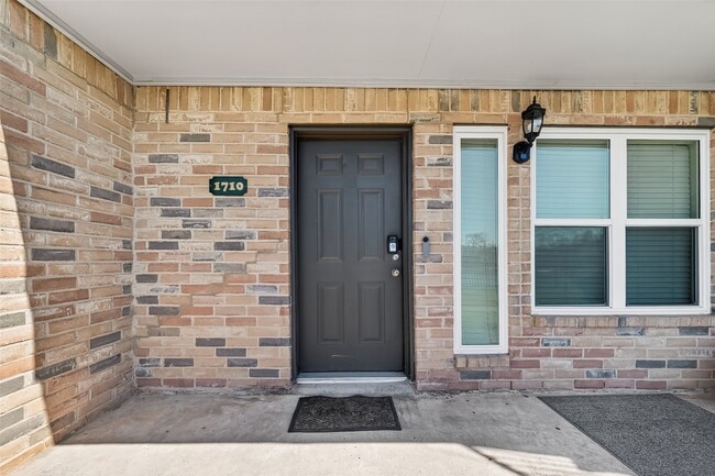 Building Photo - 1710 Good Day Dr