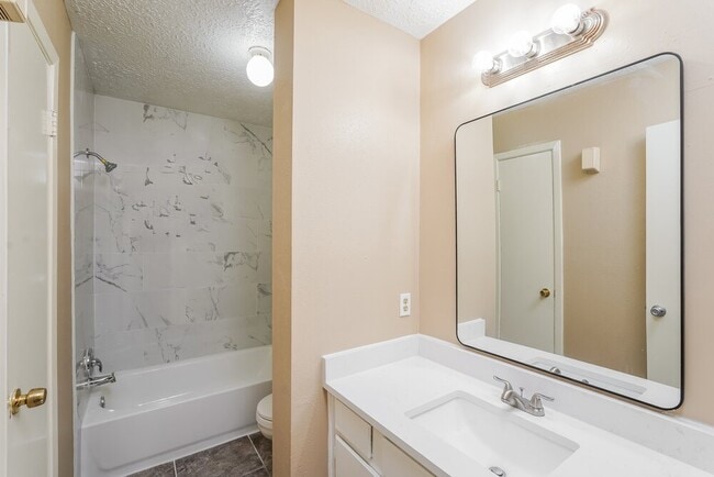 Building Photo - 1711 Meadow Green Dr