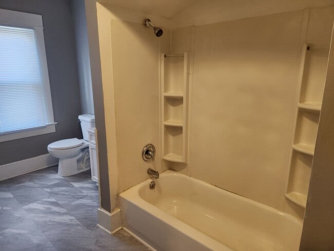 Building Photo - 3 Bedroom, 1.5 Bathroom House