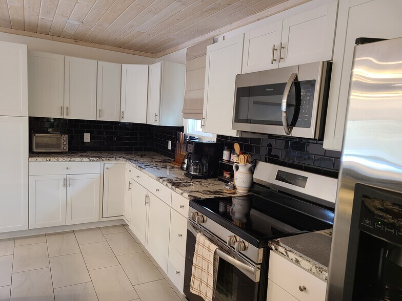 Kitchen - 34 Hillside St