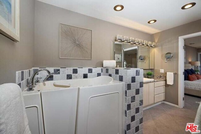 Building Photo - 2552 Navarra Dr