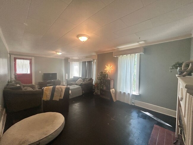 Building Photo - 2 bed 1.5 bath Hamilton home