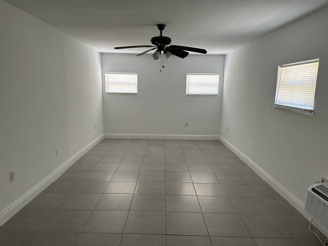 Building Photo - 4 bed 2 bath plus a den, could be a 5th bed.