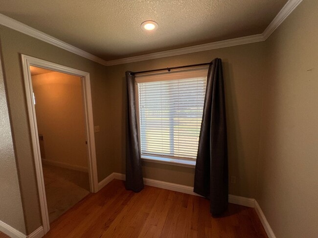 Building Photo - Stunning Country property in Oakdale!