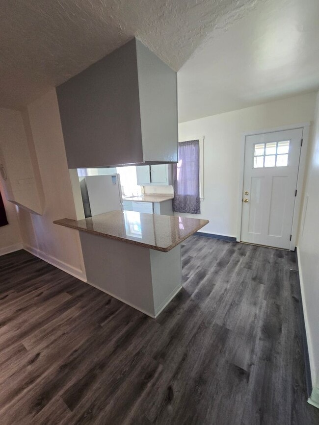 Building Photo - Pet Friendly 2 Bedroom House with a Storag...