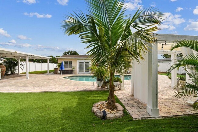 Building Photo - 2580 Granada Cir W