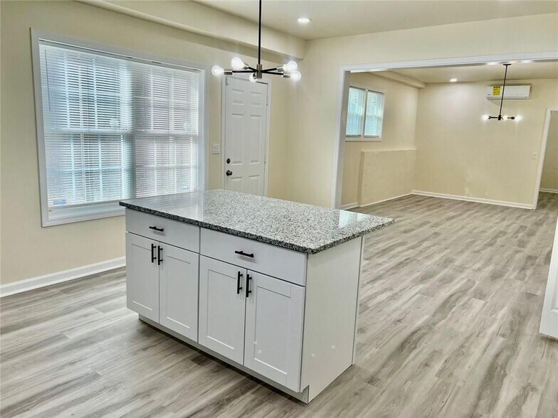 Building Photo - 4001 Oak Field Dr