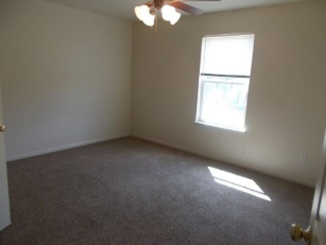 Building Photo - Cozy 2 Bedroom,  2 Bathroom Duplex!