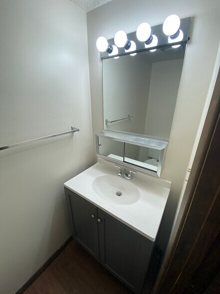 Building Photo - 108 N Elm St