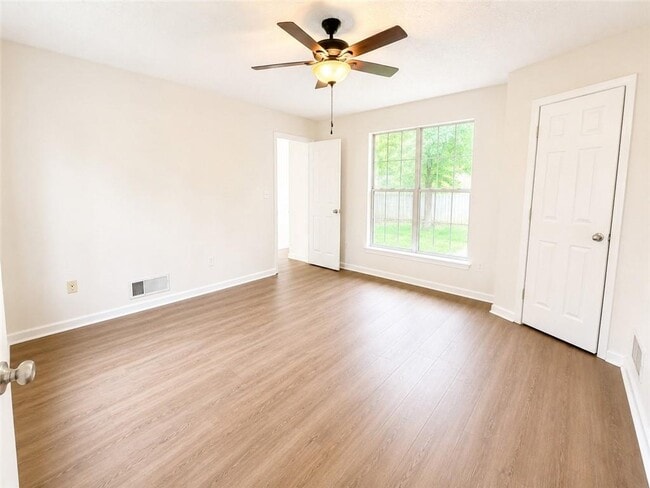 Building Photo - 2095 Glynmoore Dr