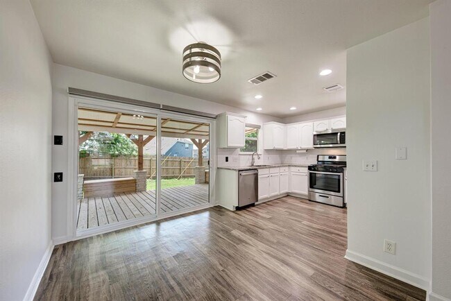 Building Photo - 216 Cassandra Dr