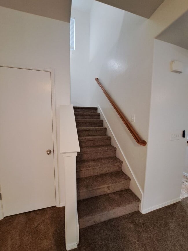 Building Photo - Comfortable Two-Story 4BR Home in Fresno!