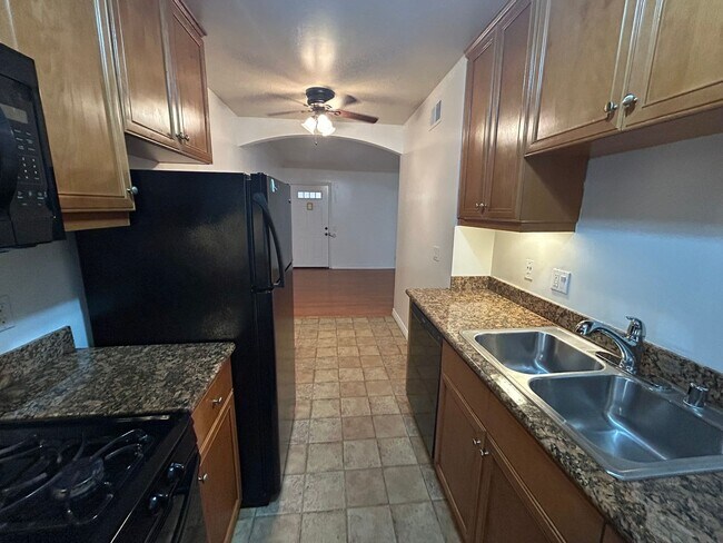 Building Photo - Spacious upper unit ready for immediate mo...