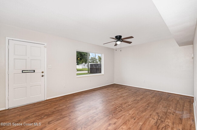 Building Photo - 738 Japonica Dr