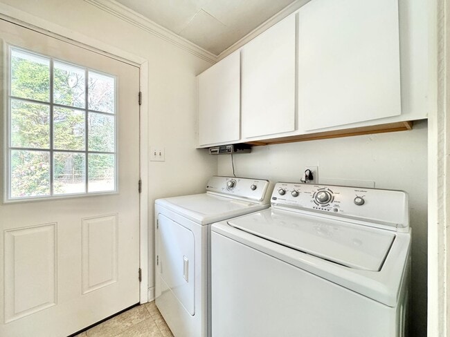 Building Photo - Well Maintained 3 Bedroom Home Off Lake Brandt Rd!