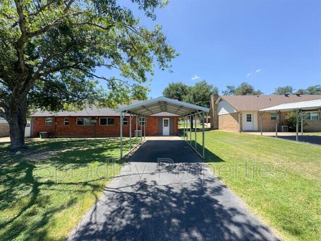 Building Photo - 705 Apache Dr