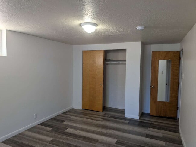 Building Photo - $500 OFF FIRST MONTH Rent 3 Bedroom Basement Apartment | All Utilities & Internet Included | Near...