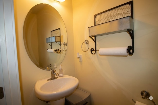 Building Photo - 5-Bedroom Townhome in Hudsonville | Cul-de-Sac, 2-Car Garage, Lawn & Snow Included