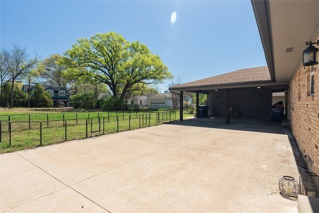 Building Photo - 602 N Morris St