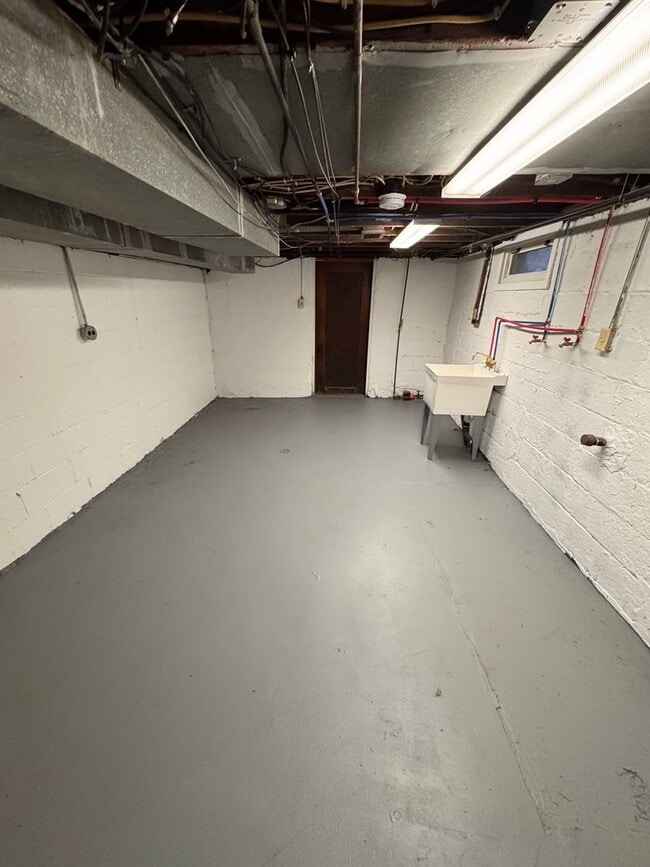 Building Photo - 853 Lawrence Ave