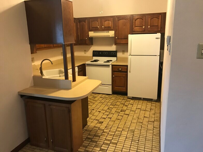 Building Photo - 1458 Eastview Dr