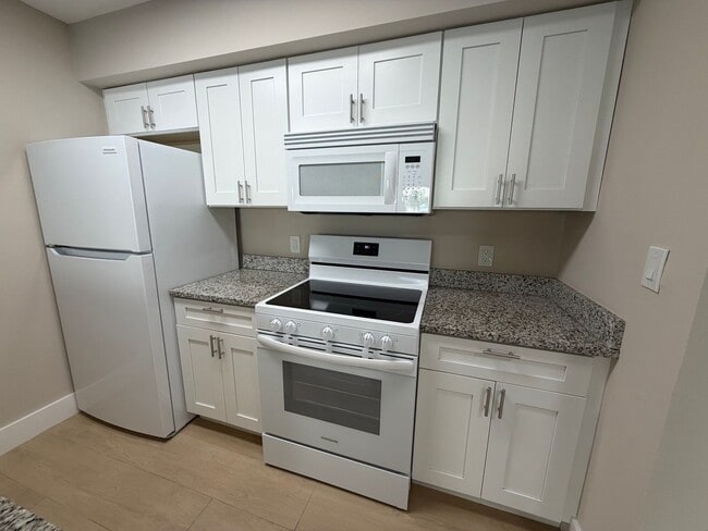 Building Photo - ANNUAL RENTAL - 2 BED / 2 BATH CONDO AT MYSTIC GARDENS