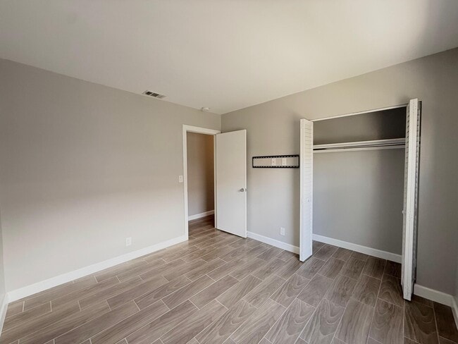 Building Photo - 1001 W 9th St