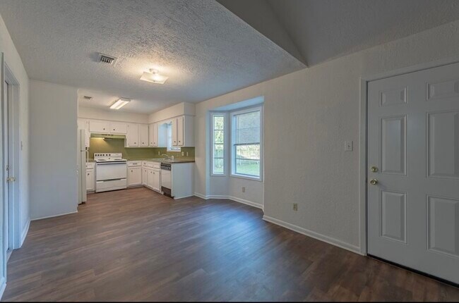 Building Photo - 1415 Holik Dr