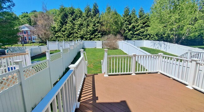 Building Photo - 3 Bed / 2 Full and 2 Half Bath Single Family Townhome