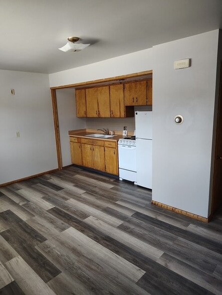 Building Photo - 8 8th St W