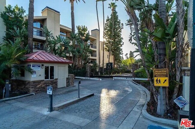 Building Photo - 5565 Canoga Ave
