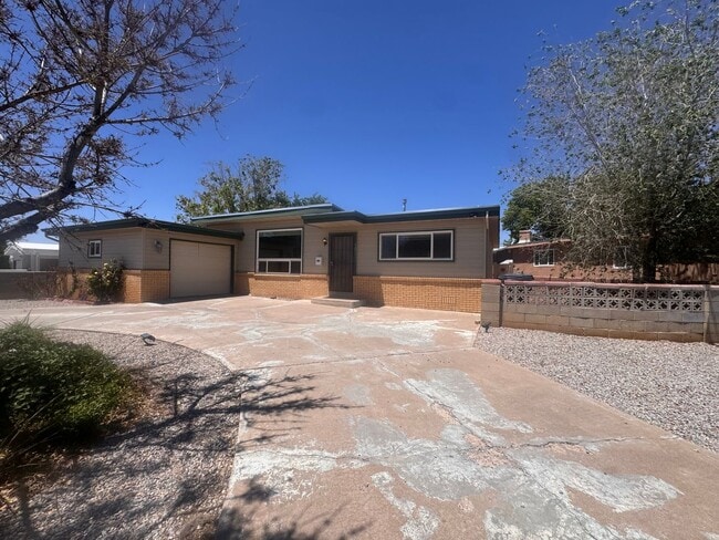 Building Photo - Beautiful 3 bedroom 2 bath solar home.