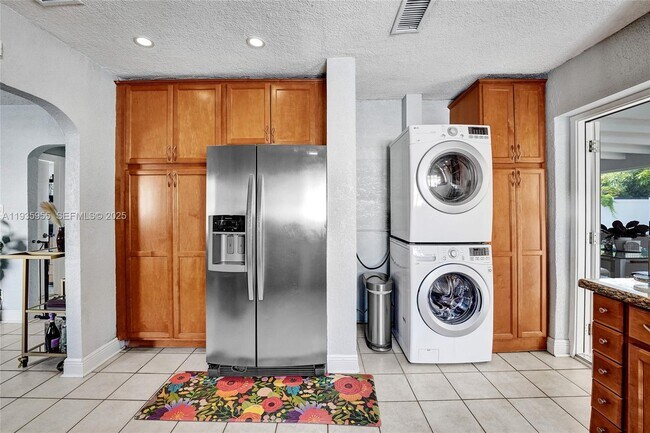 Building Photo - 2826 Dewey St