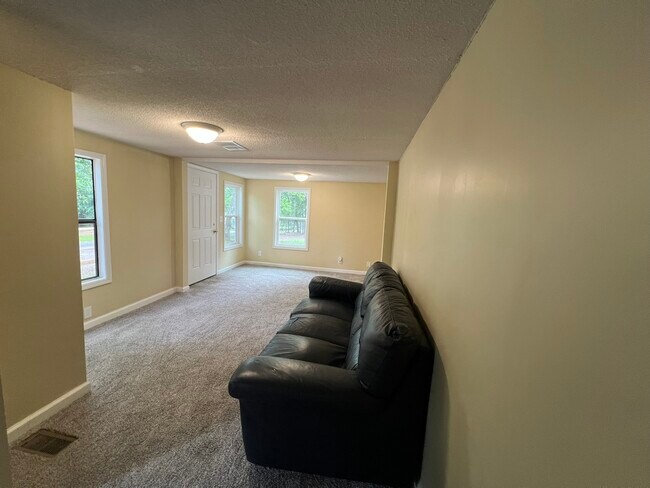 Building Photo - 102 Stillwater Dr