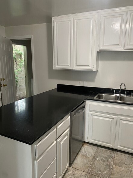 Private entrance to laundry facilities - 227 Bay St