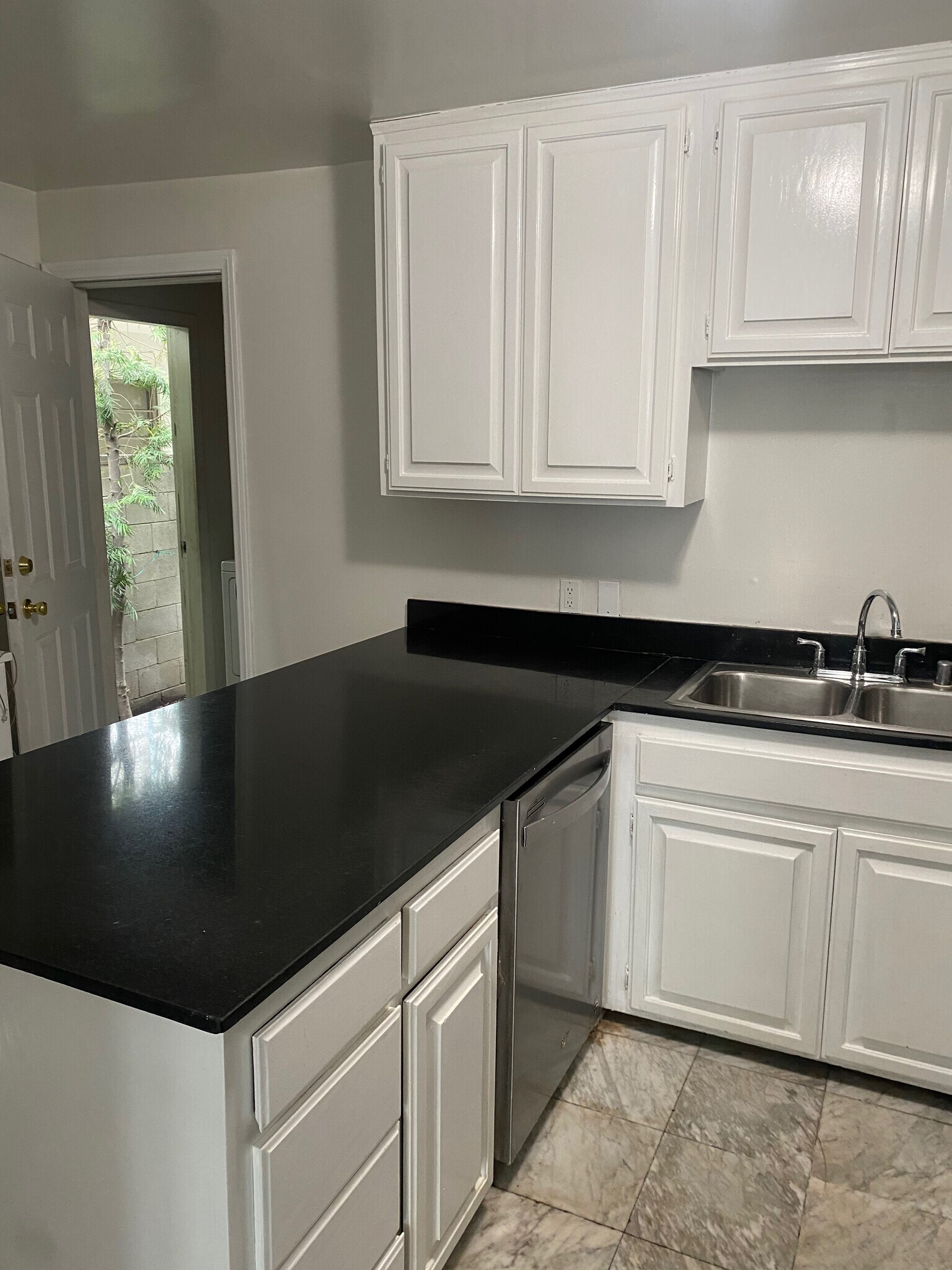 Private entrance to laundry facilities - 227 Bay St