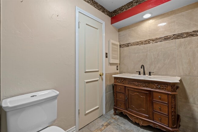 Building Photo - 13051 Meadowline Dr